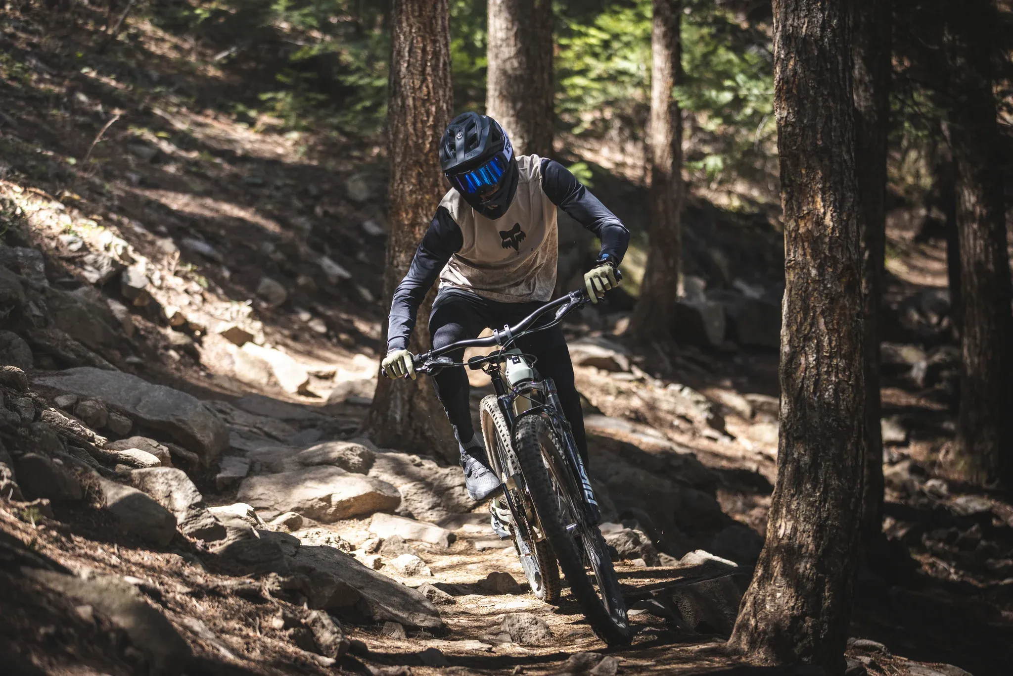 Fox-Apparel---On-Trail-6-2100x1401-d7064340-eec2-40cf-8b75-f6e148157640_2048x2048.webp