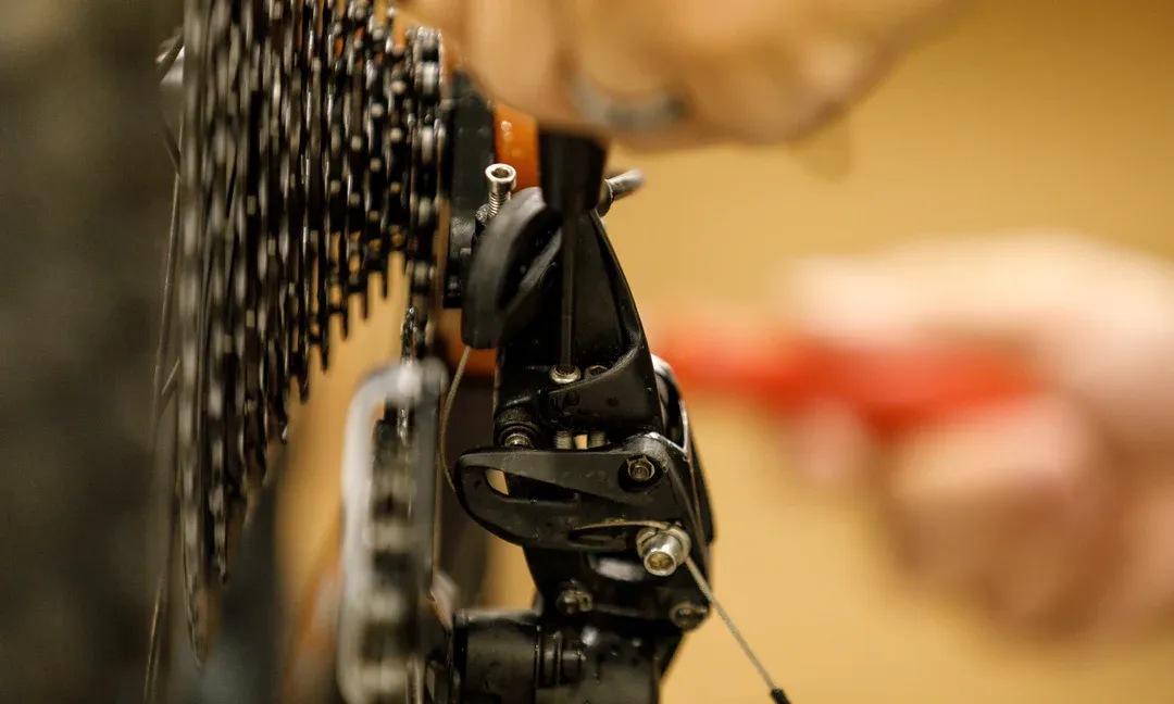 How_to_adjust_rear_derailleur-featured.webp