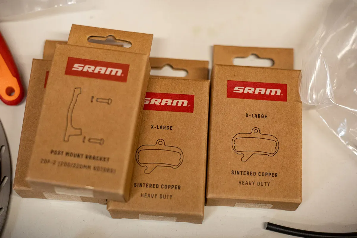 SRAM-Maven-brakes-Brackets-and-pads.webp